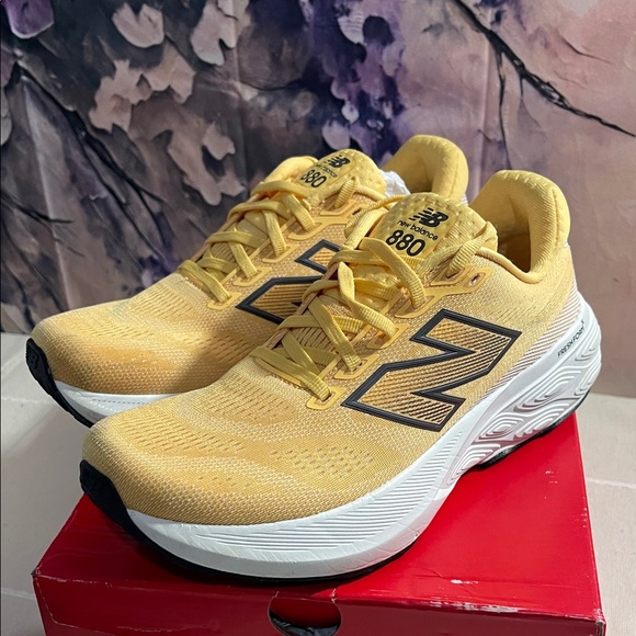 New Balance Women's Fresh Foam X 880v15 Yellow Athletic Shoes - Picture 2 of 8